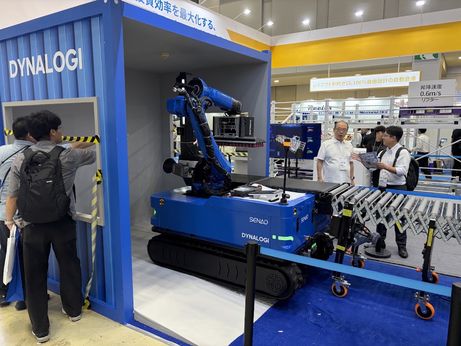 クローラー型の走行台車にロボットアームを載せた搬送ロボット