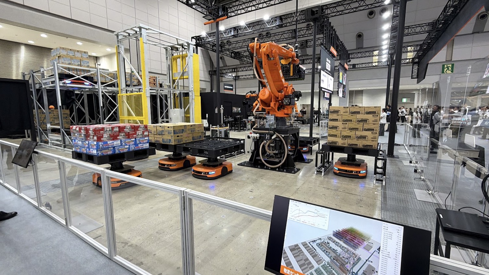 ロボットアームとAMR(自律走行搬送ロボット)が連携してパレット積み付けを行うデモ