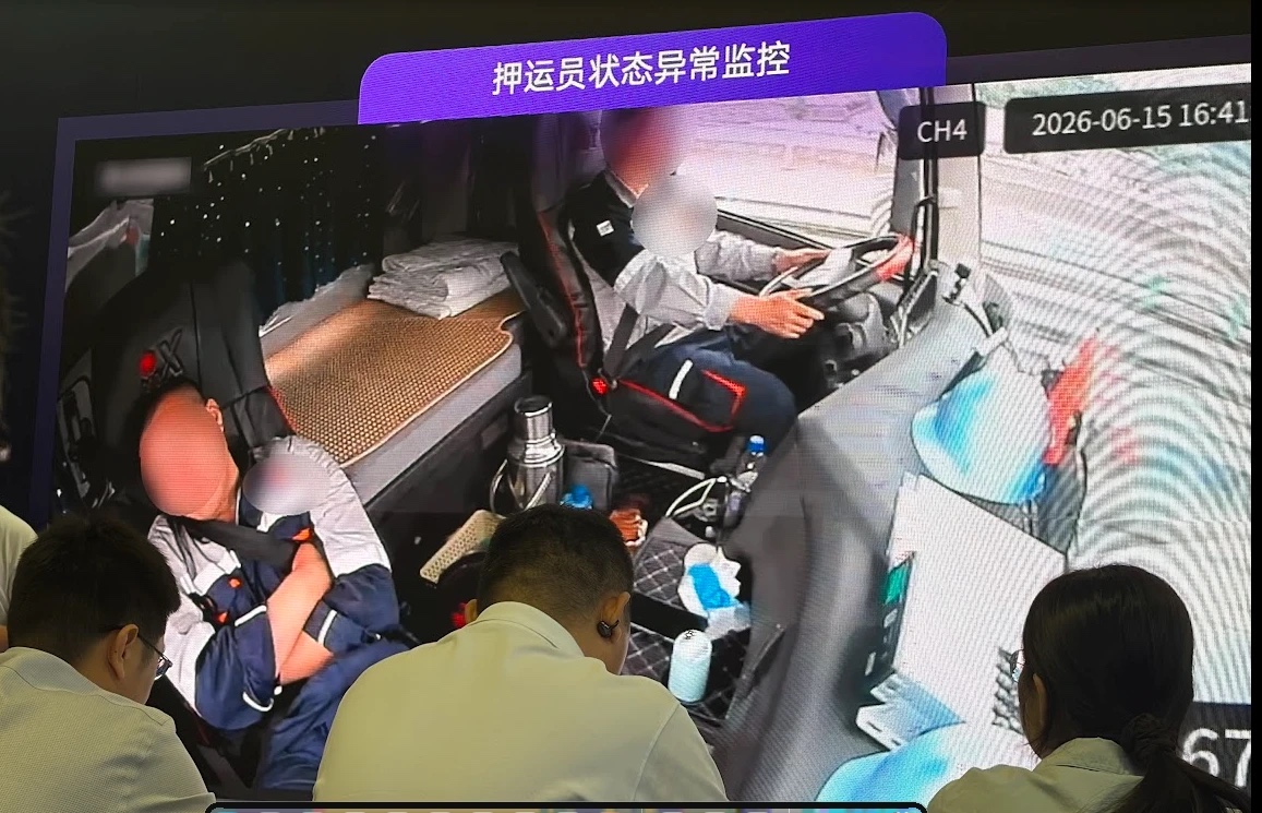 運転席と助手席の状態をカメラで監視するデモ映像