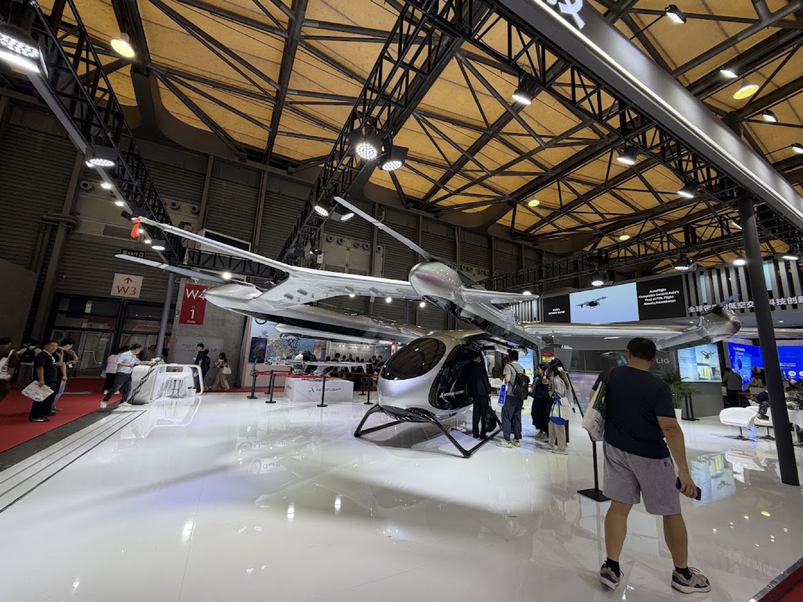 会場に実機展示された大型のeVTOL(電動垂直離着陸機)