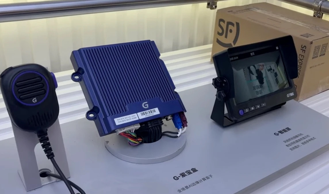 車載のAIエッジコンピューティングボックスと、運転席用のスマートディスプレイ、通話用マイク